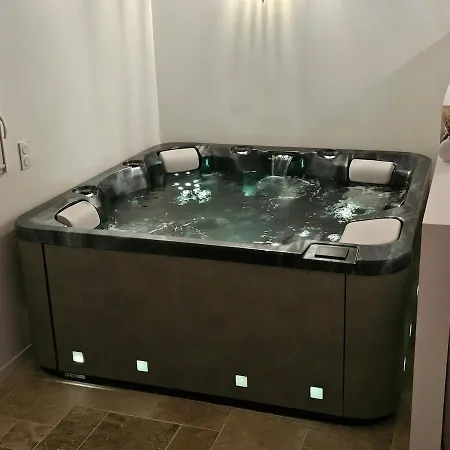 Holiday home Petit Manoir A La Campagne Avec Piscine Et Jaccuzi Couesmes-vauce