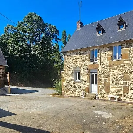 Holiday home Petit Manoir A La Campagne Avec Piscine Et Jaccuzi Couesmes-vauce