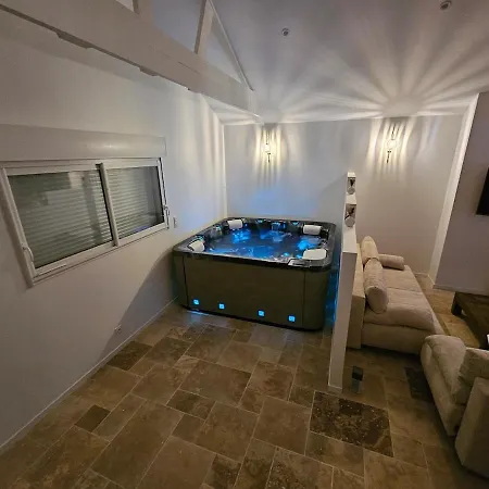 Petit Manoir A La Campagne Avec Piscine Et Jaccuzi Holiday home *