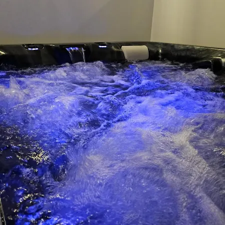 Petit Manoir A La Campagne Avec Piscine Et Jaccuzi Holiday home *